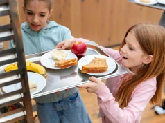Nowe zasady w sklepikach i stołówkach od 1 września. „Dieta planetarna" wchodzi do szkół