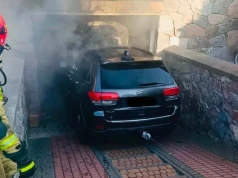 Łomża: Niebiezpiczny pożar auta w grażu