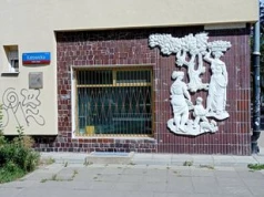 Najdłużej rosnący Plon w Warszawie. Historia płaskorzeźby uratowanej przez mieszkańców Saskiej Kępy