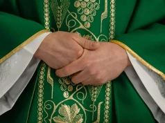 Ksiądz przyjmował imigrantów na plebanii. Stanowcza reakcja Watykanu