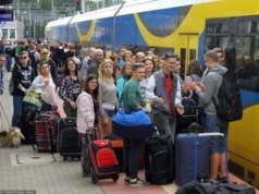 Wakacyjny koszmar na kolei. "Rz": Pociągów brakuje, opóźnień przybywa