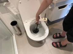 Nie kupuj kolejnego środka do WC. Wrzuć do toalety te 2 składniki