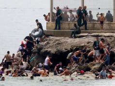 Znaleźli broń na plaży w Ceucie. Hiszpania wysyła do eksklawy kolejnych żołnierzy