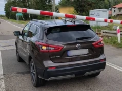 O włos od tragedii na przejeździe kolejowym. Kierująca zignorowała sygnalizację