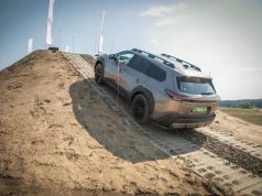 Toyota bZ4X Touring łączy 380 KM, terenowe systemy z Land Cruisera i 669 l bagażnika. Elektryk, który nie boi się błota