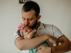 Dwa dodatkowe dni wolnego po narodzinach dziecka. Wielu rodziców nie zna tego prawa