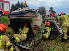 Dachowanie na DW 846 w Bończy. Jedna osoba trafiła do szpitala