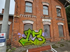 Graffiti na zabytkowym dworcu w Sędzicach