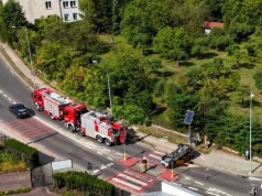 Groźny wypadek w Koninie. Samochód dachował i zatrzymał się na przejściu dla pieszych
