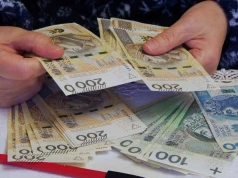 ZUS wyśle potrójny przelew wielu Polakom. Nawet 2400 zł, wypłaty już w piątek