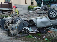 Dachowanie Toyoty w Zakroczymiu. Kierowca miał sądowy zakaz prowadzenia