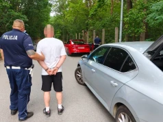 Wyprzedzał na skrzyżowaniu nieoznakowany radiowóz. Był pod wpływem kokainy, amfetaminy i metamfetaminy