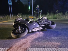Motocyklista z dożywotnim zakazem wjechał w znak na DK46. Ale to musiało się skończyć wypadkiem!