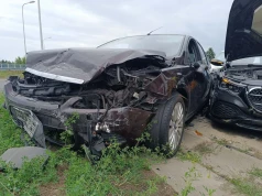Uniknął zderzenia z Audi, wjechał w niego Ford. Kolejny wypadek na rondzie z pniakiem