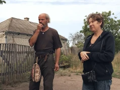 Musieli pogrzebać sąsiadów, aż zostali sami. Ruszyli przez piekło, by przeżyć (WIDEO)