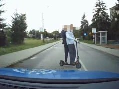 Ta ucieczka na hulajnodze przed policją kosztowała go 3700 zł. Policja opublikowała nagranie