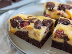 Wilgotne brownie, kremowy sernik i kwaśne owoce. Obłędny deser