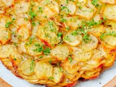 Ułóż cienkie plasterki jeden na drugim. Po upieczeniu te ziemniaki wyglądają jak z restauracji