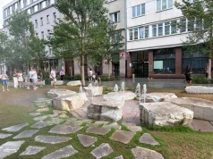 Nowy deptak przy Złotej już po dwóch tygodniach potrzebuje modernizacji. Na czas prac fontanna z mgiełką będzie nieczynna i odgrodzona