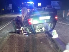 Tajemnicze dachowanie w trasie Łomża - Jedwabne. Kierowca uciekł, zanim nadjechały ratownicy?