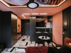 Ten 40-metrowy apartament we Wrocławiu jak scenografia. Czerń, róż i złoto – efekt WOW