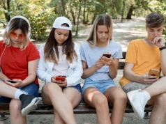 Komórki są jak narkotyk. Niszczą życie dzieci. Tylko jak je ratować, skoro rodzice też są uzależnieni