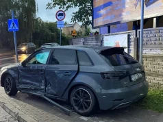 Zderzenie Toyoty i Audi w Ostrowie. Dwie osoby poszkodowane. Pomógł system eCal