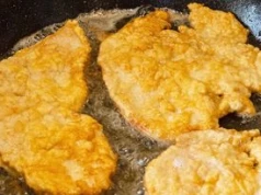 Kotlety schabowe robię po francusku. Nie mają panierki, ale pięknie rumienią się na patelni