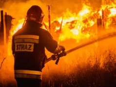 Nocny pożar w Sicienku. Budynku nie udało się uratować. Dom spłonął doszczętnie.