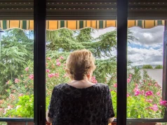 Internautka skarży się na wścibską sąsiadkę. "Gdy wychodzę na balkon, ona już tam jest"