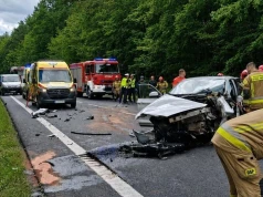 Tragiczny wypadek w Głogowie Małopolskim. Czołowe zderzenie samochodów. Dwie osoby nie żyją.