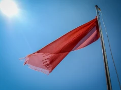 Czerwona flaga na części nadbałtyckich kąpielisk, powodem m.in. wysokie fale