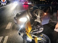 Kolizja motocyklisty z autem. W tle Chmielaki