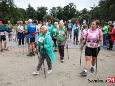 Deszczowa aura ich nie odstraszyła. Wyruszyli po zdrowie podczas festiwalu Nordic Walking