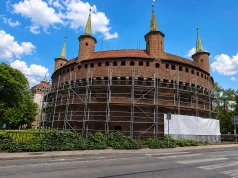 Barbakan znika za rusztowaniami. Remont za 1,9 mln zł potrwa do jesieni 2027 roku