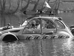 Citroën 2CV naprawdę pływał po Łabie. Dziś taka reklama byłaby zakazana