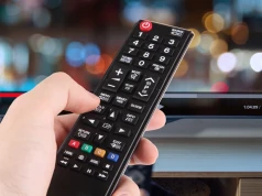 Polacy unikają reklam w telewizji. Ponad 83 proc. sięga w tym czasie po komórkę