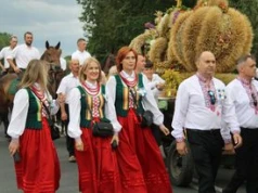 Dożynki Powiatowo-Gminne w Seceminie. Barwny korowód i piękne wieńce