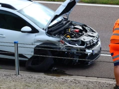 Kolizja na obwodnicy Lublina. Dacia uderzyła w bariery na ekspresówce