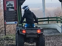 Quady i motocykle niszczą parki