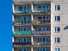 500 zł kary dla właścicieli balkonów. Trzeba uważać na balustradę