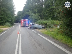 Jechał na służbę, przy drodze zobaczył auto na dachu. Policjant z Koziegłów nie czekał na karetkę