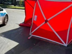 Tragedia na Podgórzu. Auto wjechało na chodnik, dwie osoby nie żyją. Roczne dziecko w ciężkim stanie