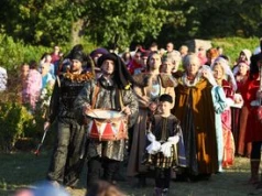Kielce: Tłumy na Jarmarku Klasztornym na Karczówce w sobotę. Rycerze, dawne rzemiosła, regionalne smaki i historia