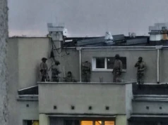 Mija 8 godzina akcji na Bemowie. Na miejscu byli kontrterroryści. Mężczyzna wciąż stoi na parapecie