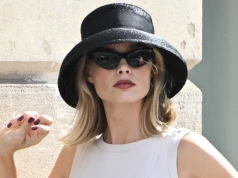 Margot Robbie zachwyca jako luksusowa kryminalistka. Jej biała mini sukienka i czarny kapelusz mają szansę na status „it”?