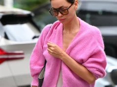 Różowy kardigan Edyty Zając ożywia jeansową stylizację. Podobne modele znajdziesz w sieciówkach