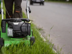 Surowe kary za koszenie trawy przed posesją. Lepiej sprawdź, do kogo należy grunt