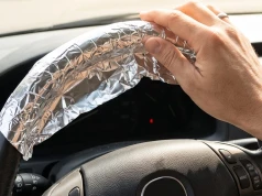 Owijanie kierownicy folią aluminiową na noc latem. Do czego służy i dlaczego jest zalecane?