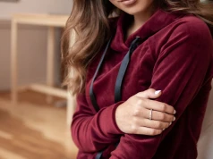 Welurowe bluzy wracają na jesień. Te modele wyglądają jak z drogich butików